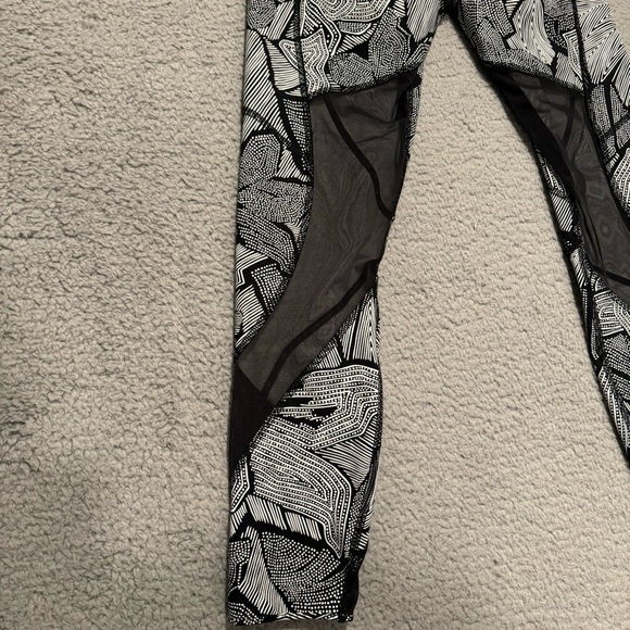 LULULEMON Pace Rival Crop Dottie Tribe Leggings Size 6 Inseam 25" Black White - Picture 7 of 10